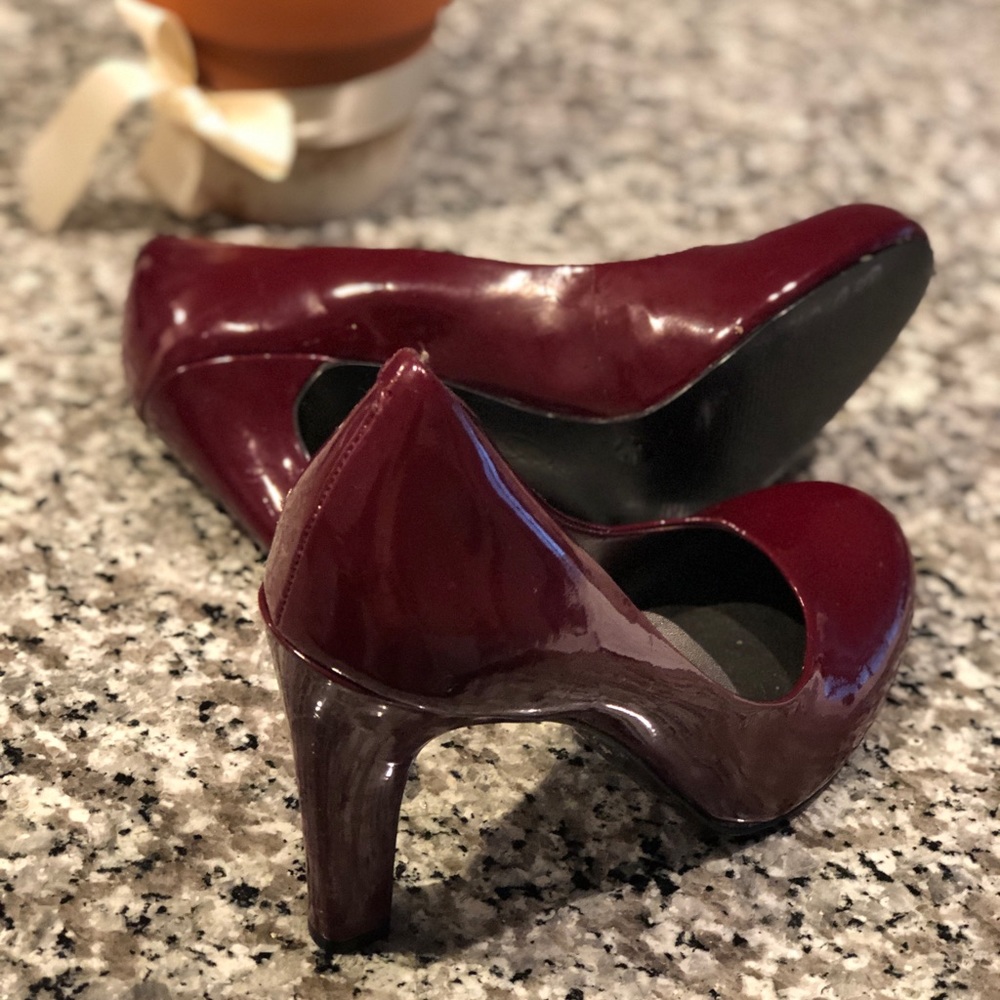 Jessica Simpson heels. Never worn. Size 7.